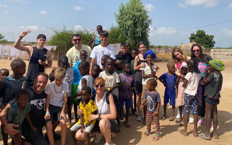 Des touristes européens avec des personnes sénégalaises. 
