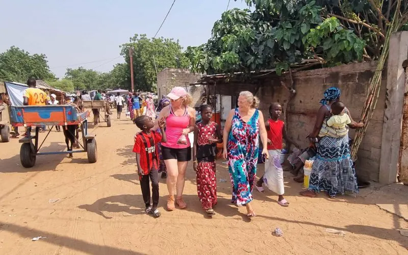 Des touristes accueillis au Sénégal.