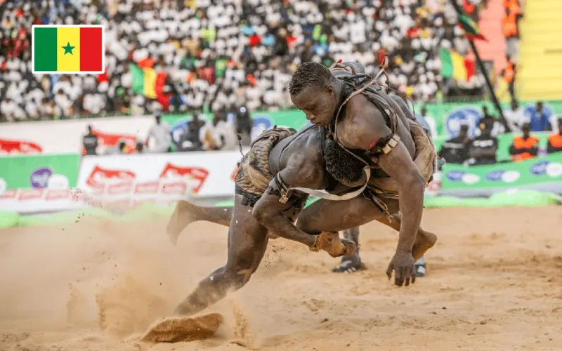 Deux lutteurs sénégalais dans un stade.