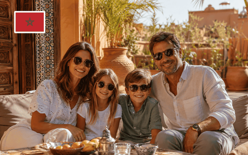 Une famille européenne heureuse au Maroc.