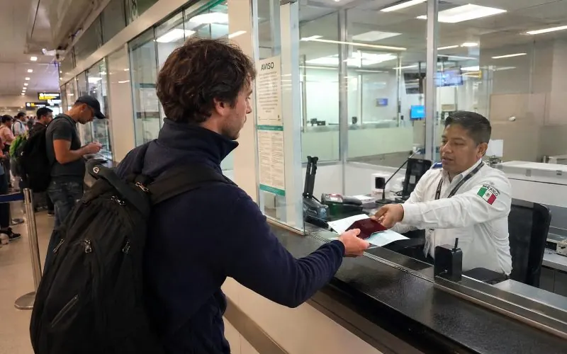 Un contrôle de visa à l'aéroport de Mexico.