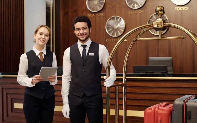 Des employées travaillant dans un hôtel haut de gamme.