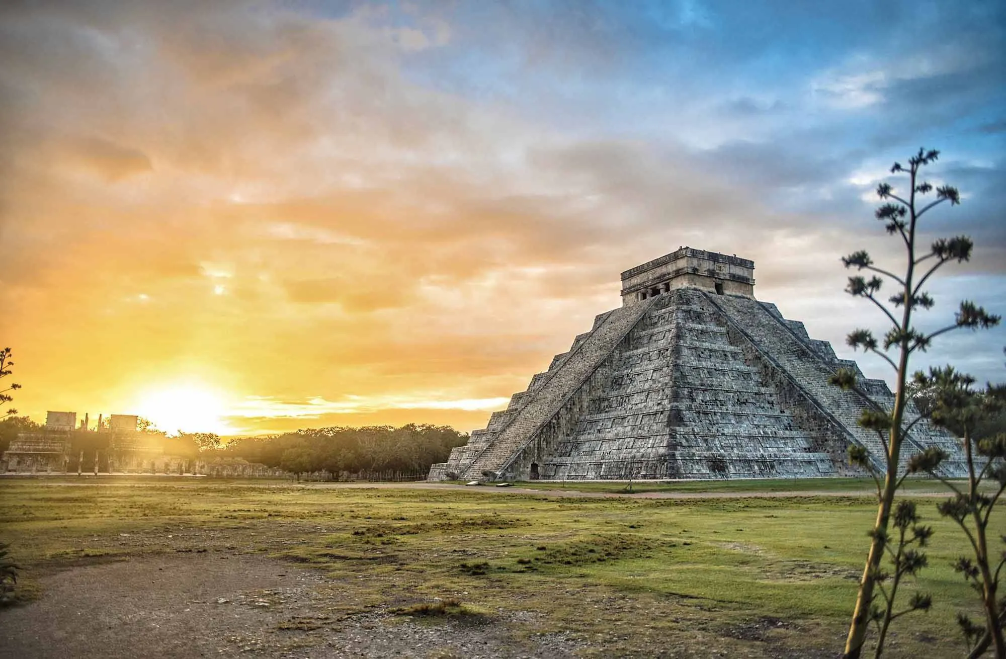 Temple touristique au Mexique avec coucher de soleil.